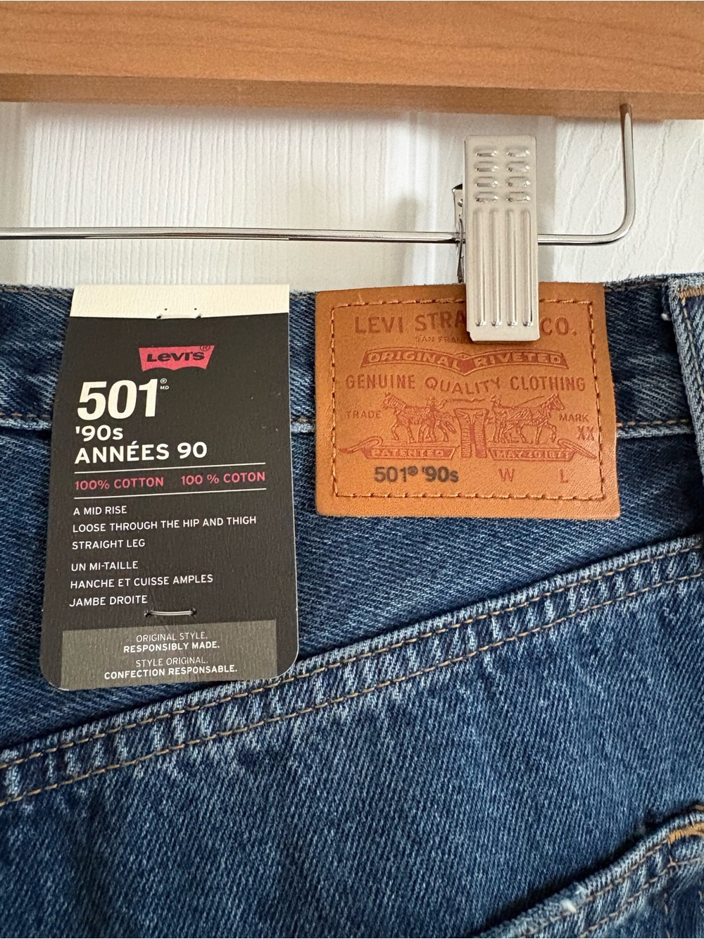 BNWT Levi's 501 '90s women's jeans in a distressed blue wash